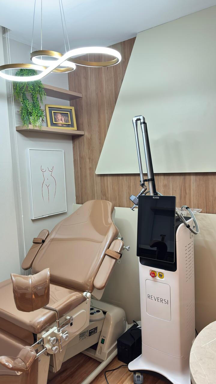 Clínica Ella - Consultório de Ginecologia Estética Equipamento laser CO2 REVERSI para tratamentos de estética íntima na Clínica Ella
